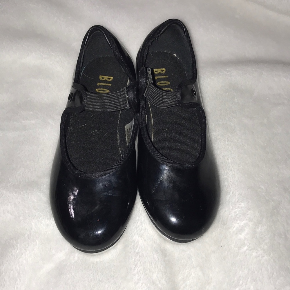 Bloch tap shoes. Kids size 11w. Black patent. Snap elastic closure.